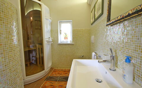 Villetta Verde: Zapfhahn, Spiegel, Armatur, Eigentum, Sinken, Badezimmer, Badewanne, Die Architektur, Holz