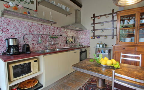 Villetta Verde: Eigentum, Cabinetry, Countertop, Regal, Küche, Interior Design, Beleuchtung, Küchengerät, Regale, Haushaltsgerät