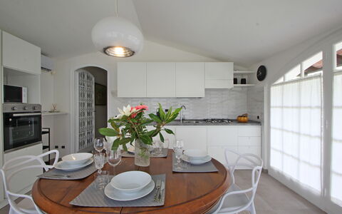 Villa Di Magra: Eigentum, Tabelle, Möbel, Weiss, Pflanze, Cabinetry, Holz, Beleuchtung, Interior Design, Blume