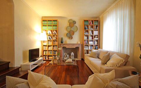 Villa Di Magra: Braun, Möbel, Eigentum, Bücherregal, Bilderrahmen, Regal, Couch, Holz, Regale, Wohnzimmer