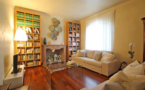 Villa Di Magra: Möbel, Eigentum, Couch, Regal, Holz, Interior Design, Bücherregal, Tabelle, Fussboden, Regale