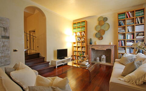 Villa Di Magra: Eigentum, Möbel, Bücherregal, Bilderrahmen, Couch, Regal, Holz, Interior Design, Regale, Fussboden