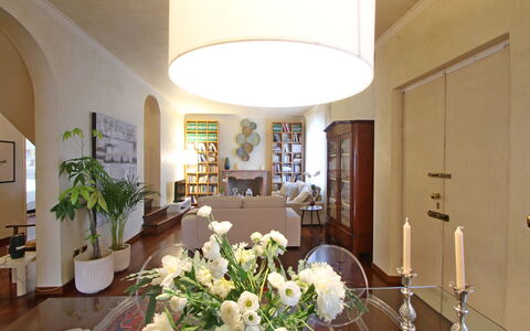Villa Di Magra: Blume, Eigentum, Pflanze, Tabelle, Gebäude, Interior Design, Zimmerpflanze, Dekoration, Beleuchtung, Stuhl