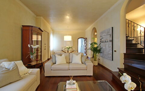 Villa Di Magra: Möbel, Eigentum, Tabelle, Gebäude, Komfort, Bilderrahmen, Holz, Interior Design, Haus, Pflanze