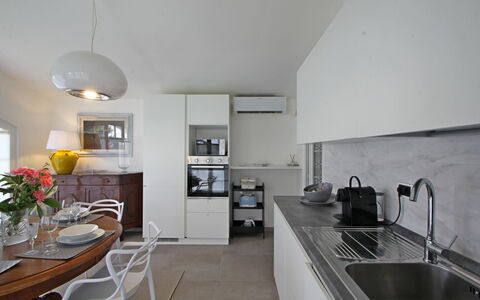 Villa Di Magra: Spüle, Sinken, Cabinetry, Countertop, Zapfhahn, Tabelle, Beleuchtung, Stuhl, Interior Design, Küche