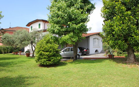 Villa Di Magra: Pflanze, Himmel, Auto, Fahrzeug, Gebäude, Fenster, Kraftfahrzeug, Baum, Grundstueck