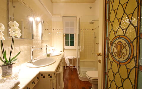 Villa Di Magra: Spiegel, Pflanze, Armatur, Sinken, Eigentum, Zapfhahn, Badezimmer, Blumentopf, Interior Design, Bad Sink