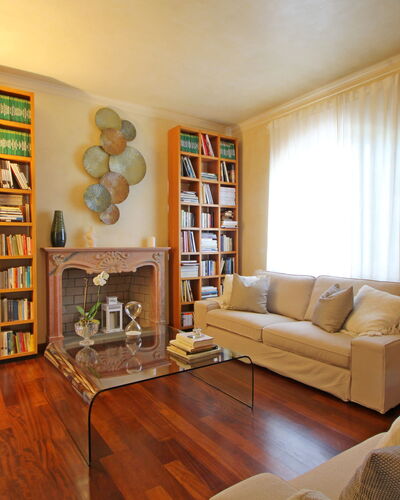 Villa Di Magra: Möbel, Eigentum, Couch, Regal, Holz, Interior Design, Bücherregal, Tabelle, Fussboden, Regale