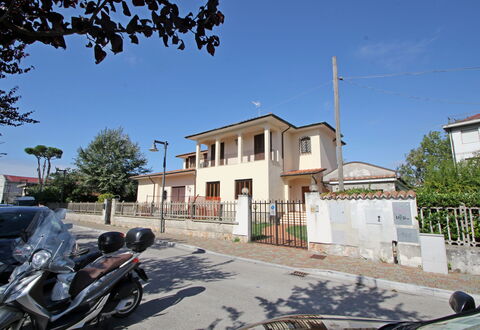 Appartamento Levante: Himmel, Gebäude, Eigentum, Pflanze, Rad, Fenster, Infrastruktur, Strassenbelag, Baum