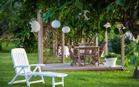 Villa Angelica: Pflanze, Möbel, Tabelle, Stuhl, Grün, Tisch Im Freien, Baum, Gartenmöbel, Schatten, Gras