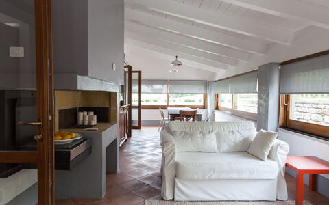 Villa Angelica: Möbel, Eigentum, Gebäude, Komfort, Holz, Interior Design, Couch, Cabinetry, Wohnzimmer, Flooring