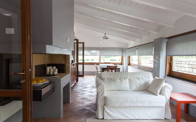 Orione: Möbel, Eigentum, Gebäude, Komfort, Holz, Interior Design, Couch, Cabinetry, Wohnzimmer, Flooring