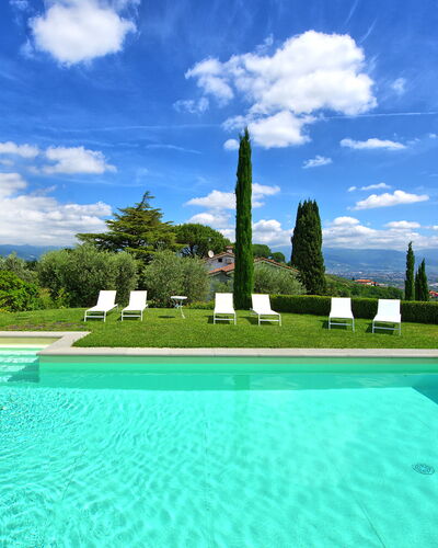 Villa Mami: Wasser, Wolke, Himmel, Grün, Blau, Schwimmbad, Azurblau, Pflanze, Natürliche Landschaft, Rechteck