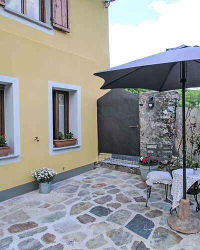 La Casetta: Pflanze, Eigentum, Fenster, Himmel, Gebäude, Blumentopf, Wolke, Schatten, Flooring, Strassenbelag