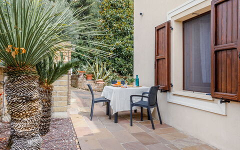 Cyca Holiday Home: Eigentum, Tabelle, Pflanze, Stuhl, Gebäude, Die Architektur, Gartenmöbel, Baum, Wand, Arecales