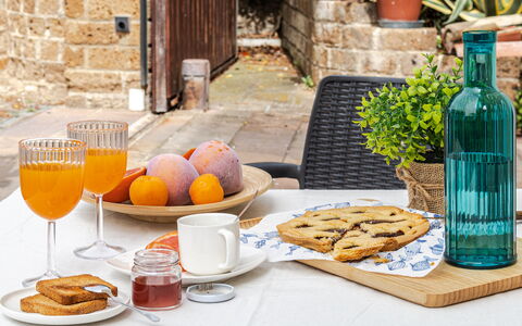 Cyca Holiday Home: Essen, Tabelle, Geschirr, Pflanze, Flasche, Dishware, Teller, Zutat, Holz, Orange