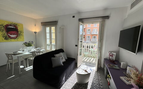 Galleria Degli Artisti: Möbel, Tabelle, Eigentum, Bilderrahmen, Couch, Fenster, Beleuchtung, Wohnzimmer, Stuhl, Interior Design