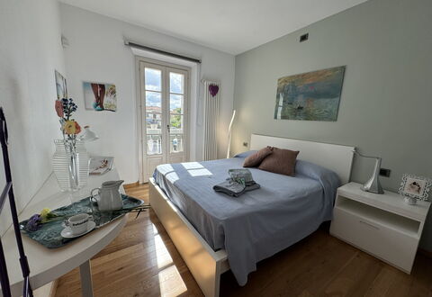 Galleria Degli Artisti: Möbel, Eigentum, Tabelle, Bilderrahmen, Komfort, Fenster, Interior Design, Holz, Bettrahmen, Gebäude