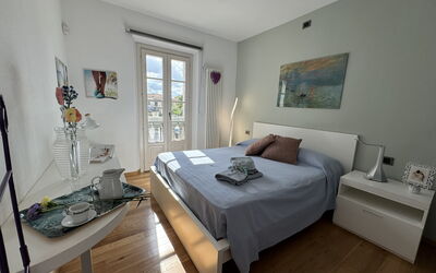 Galleria Degli Artisti: Möbel, Eigentum, Tabelle, Bilderrahmen, Komfort, Fenster, Interior Design, Holz, Bettrahmen, Gebäude