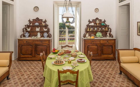 Masseria Tagliente: Tabelle, Möbel, Cabinetry, Stuhl, Schublade, Interior Design, Holz, Bilderrahmen, Gebäude, Dekoration