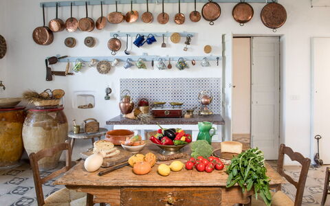 Masseria Tagliente: Essen, Eigentum, Geschirr, Regal, Interior Design, Tabelle, Regale, Küche, Natural Foods, Gebäude