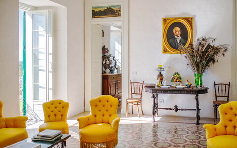 Masseria Tagliente: Möbel, Eigentum, Tabelle, Bilderrahmen, Pflanze, Gebäude, Gelb, Orange, Beleuchtung, Stuhl