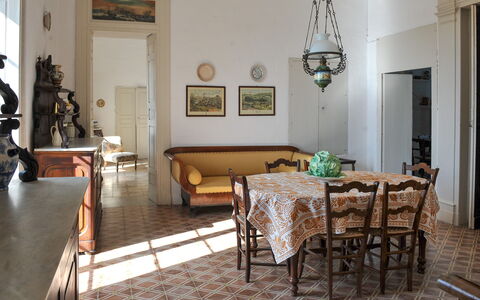 Masseria Tagliente: Tabelle, Möbel, Eigentum, Bilderrahmen, Stuhl, Holz, Interior Design, Fussboden, Flooring, Wohnzimmer