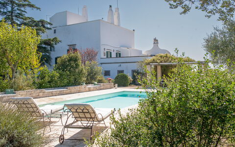 Masseria Tagliente: Pflanze, Wasser, Eigentum, Himmel, Gebäude, Baum, Schwimmbad, Grundeigentum, Gras, Landschaft