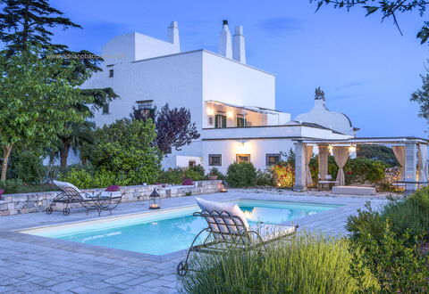 Masseria Tagliente: Wasser, Pflanze, Himmel, Eigentum, Gebäude, Schwimmbad, Azurblau, Baum, Gewässer, Freizeit