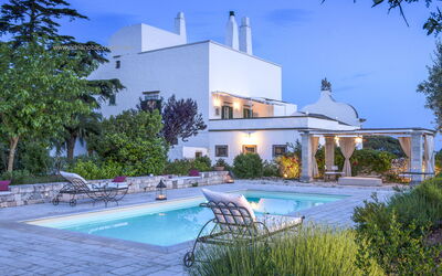 Masseria Tagliente: Wasser, Pflanze, Himmel, Eigentum, Gebäude, Schwimmbad, Azurblau, Baum, Gewässer, Freizeit