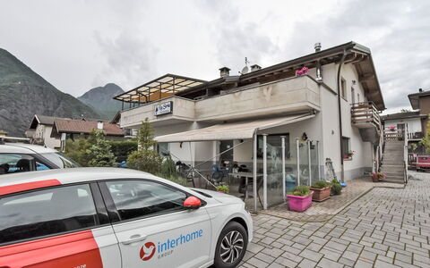 Casa Elisa: Rad, Wolke, Auto, Himmel, Fahrzeug, Gebäude, Pflanze, Automobil-Design, Autoreifen