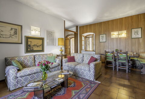 Casa Martina, Piazza Delle Erbe, San Gimignano: Möbel, Interior Design, Flooring, Couch, Fussboden, Zimmer, Decke, Tabelle, Wohnzimmer, Beleuchtung