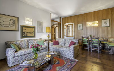 Casa Martina, Piazza Delle Erbe, San Gimignano: Möbel, Interior Design, Flooring, Couch, Fussboden, Zimmer, Decke, Tabelle, Wohnzimmer, Beleuchtung