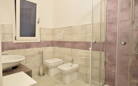 Villa Del Sole In Budoni Sea View: Toilleten Sitz, Badezimmer, Lila, Toilette, Armatur, Bad Sink, Interior Design, Fussboden, Flooring, Gebäude