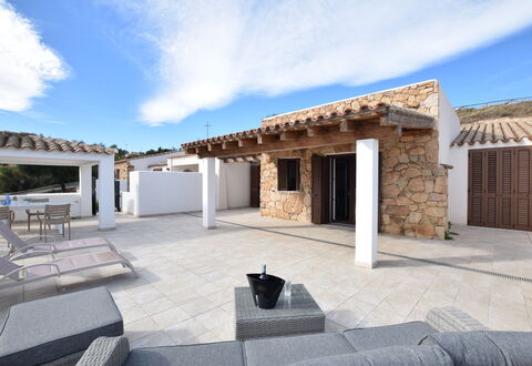 Villa Del Sole In Budoni Sea View: Wolke, Himmel, Eigentum, Gebäude, Schatten, Interior Design, Urban Design, Wohngebiet, Landschaft, Grundeigentum