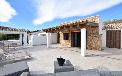 Villa Del Sole In Budoni Sea View: Wolke, Himmel, Eigentum, Gebäude, Schatten, Interior Design, Urban Design, Wohngebiet, Landschaft, Grundeigentum