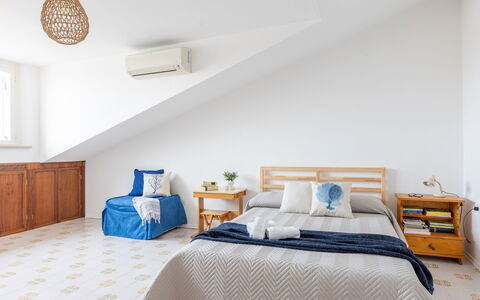 Conero Bluloft: Möbel, Interior Design, Flooring, Fussboden, Schlafzimmer, Holz, Bett, Zimmer, Linens, Decke