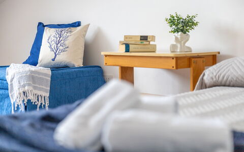Conero Bluloft: Möbel, Interior Design, Linens, Holz, Textil, Schlafzimmer, Fussboden, Bett, Zimmer, Beleuchtung