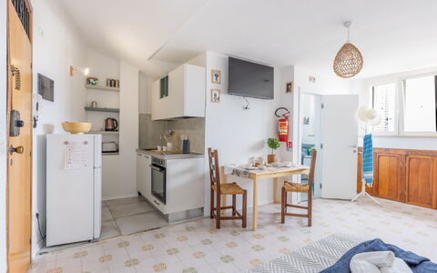 Conero Bluloft: Möbel, Flooring, Wohnung, Interior Design, Fussboden, Zimmer, Major Appliance, Decke, Küche, Cabinetry