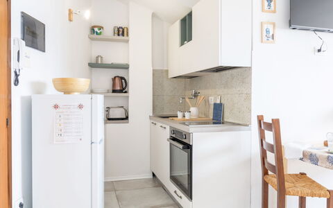 Conero Bluloft: Küche, Möbel, Major Appliance, Küchengerät, Countertop, Interior Design, Holz, Flooring, Cabinetry, Fussboden