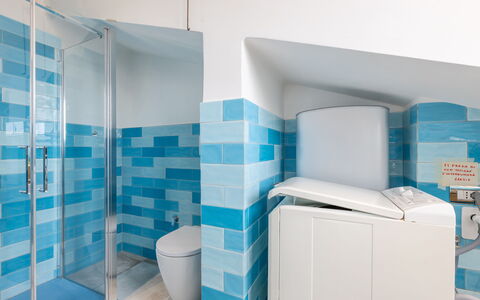 Conero Bluloft: Blau, Flooring, Fussboden, Interior Design, Armatur, Fliese, Verbundwerkstoff, Badezimmer, Installation, Toilette