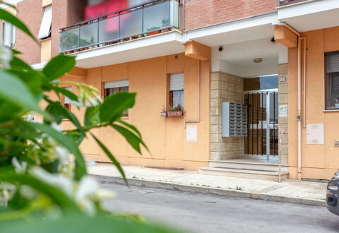 Conero Bluloft: Gebäude, Eigentum, Pflanze, Fenster, Die Architektur, Nachbarschaft, Wand, Haus, Grundeigentum, Wohngebiet