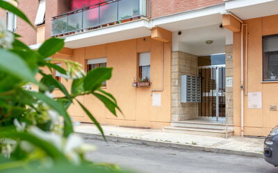 Conero Bluloft: Gebäude, Eigentum, Pflanze, Fenster, Die Architektur, Nachbarschaft, Wand, Haus, Grundeigentum, Wohngebiet