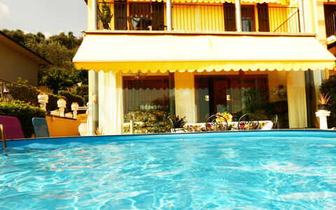 Villa Paradiso: Wasser, Eigentum, Schwimmbad, Gebäude, Azurblau, Pflanze, Fenster, Freizeit, Baum, Schatten