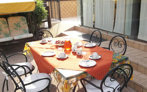 Villa Paradiso: Tabelle, Möbel, Fahrrad, Eigentum, Geschirr, Stuhl, Tisch Im Freien, Holz, Gartenmöbel, Pflanze