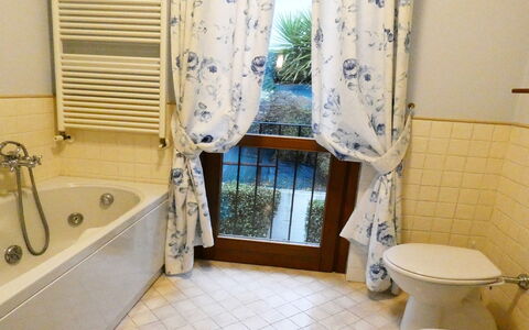 Villa Paradiso: Armatur, Eigentum, Zapfhahn, Badezimmer, Sinken, Vorhang, Interior Design, Holz, Bad Sink, Gebäude