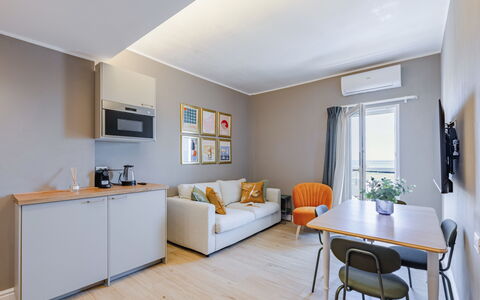 Suite Mareconero: Möbel, Eigentum, Couch, Komfort, Zimmerpflanze, Holz, Wohnzimmer, Bilderrahmen, Interior Design, Orange