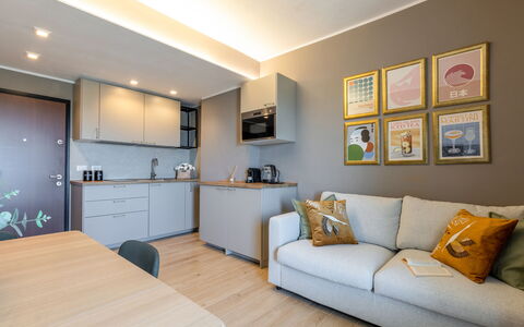 Suite Mareconero: Möbel, Eigentum, Tabelle, Bilderrahmen, Cabinetry, Couch, Azurblau, Beleuchtung, Holz, Interior Design