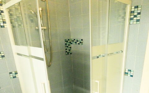 Casa Vacanze Sabrina: Duschkopf, Armatur, Badezimmer, Dusche, Duschtür, Fussboden, Brausenstange, Verbundwerkstoff, Installation