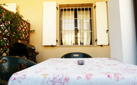 Casa Vacanze Sabrina: Gebäude, Eigentum, Möbel, Komfort, Textil, Fenster, Pflanze, Interior Design, Holz, Bettrahmen